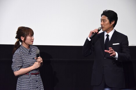 川栄李奈（左）からの突然の振りに対応する堤真一（右）。