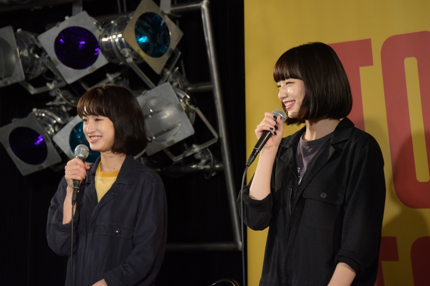 左から門脇麦、小松菜奈。