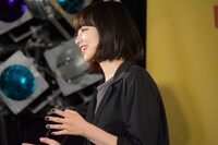 観客の歌に合わせて手拍子をする小松菜奈。