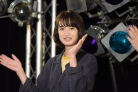 手拍子をする門脇麦。