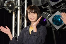 手拍子をする門脇麦。