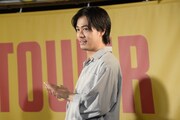 手拍子でイベントを盛り上げる成田凌。