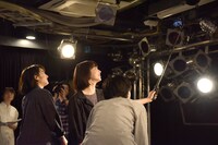 観客と自撮りを楽しむキャストたち。