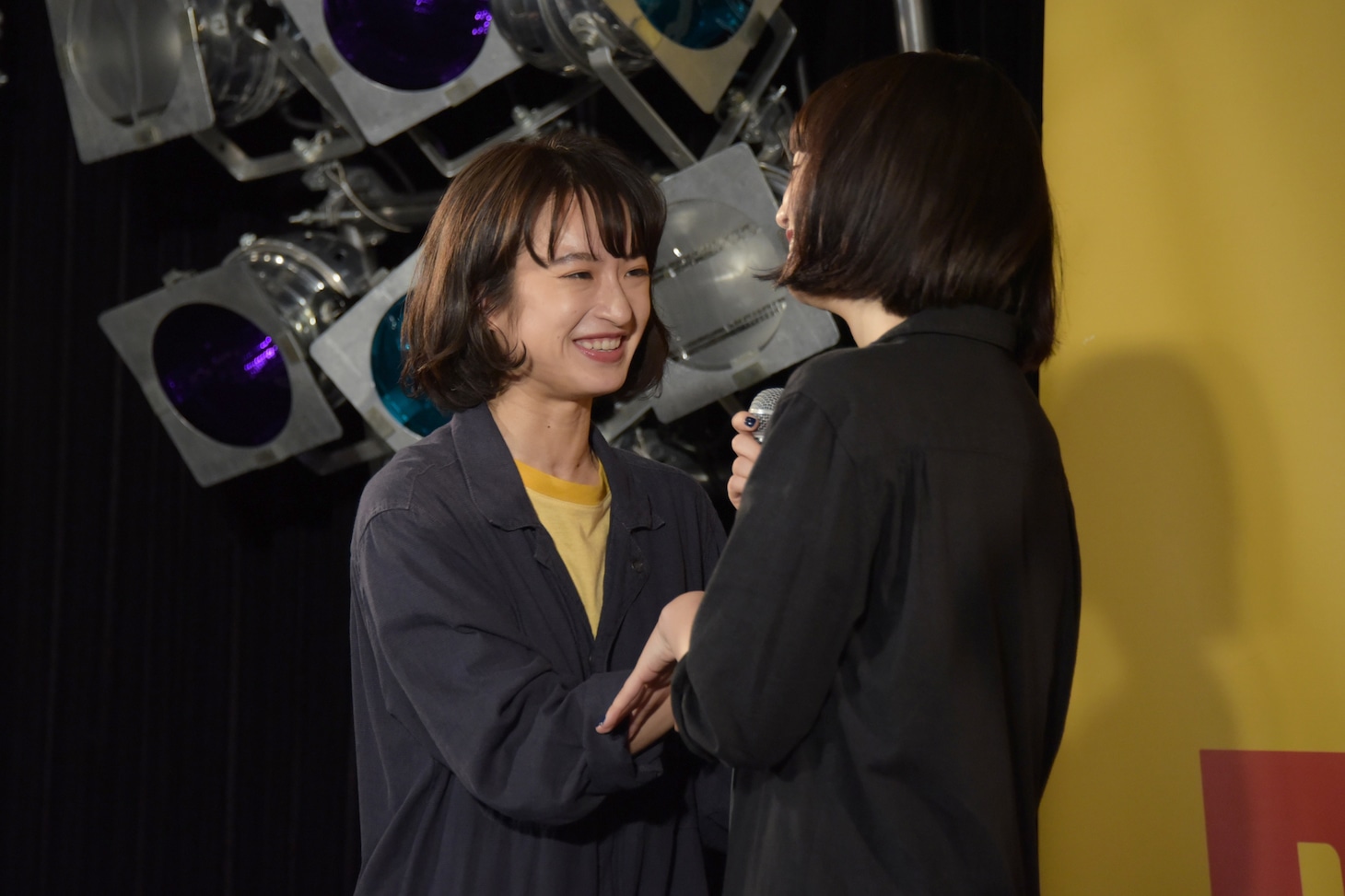 観客の合唱を聴き、涙ぐむ門脇麦（左）と小松菜奈（右）。