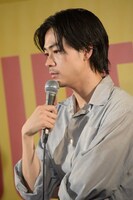 観客の合唱を聴き、しんみりとする成田凌。