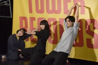 タワーレコードのフラッグを前にポーズをとるキャストたち。