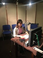 真舘晴子のナレーション収録風景。