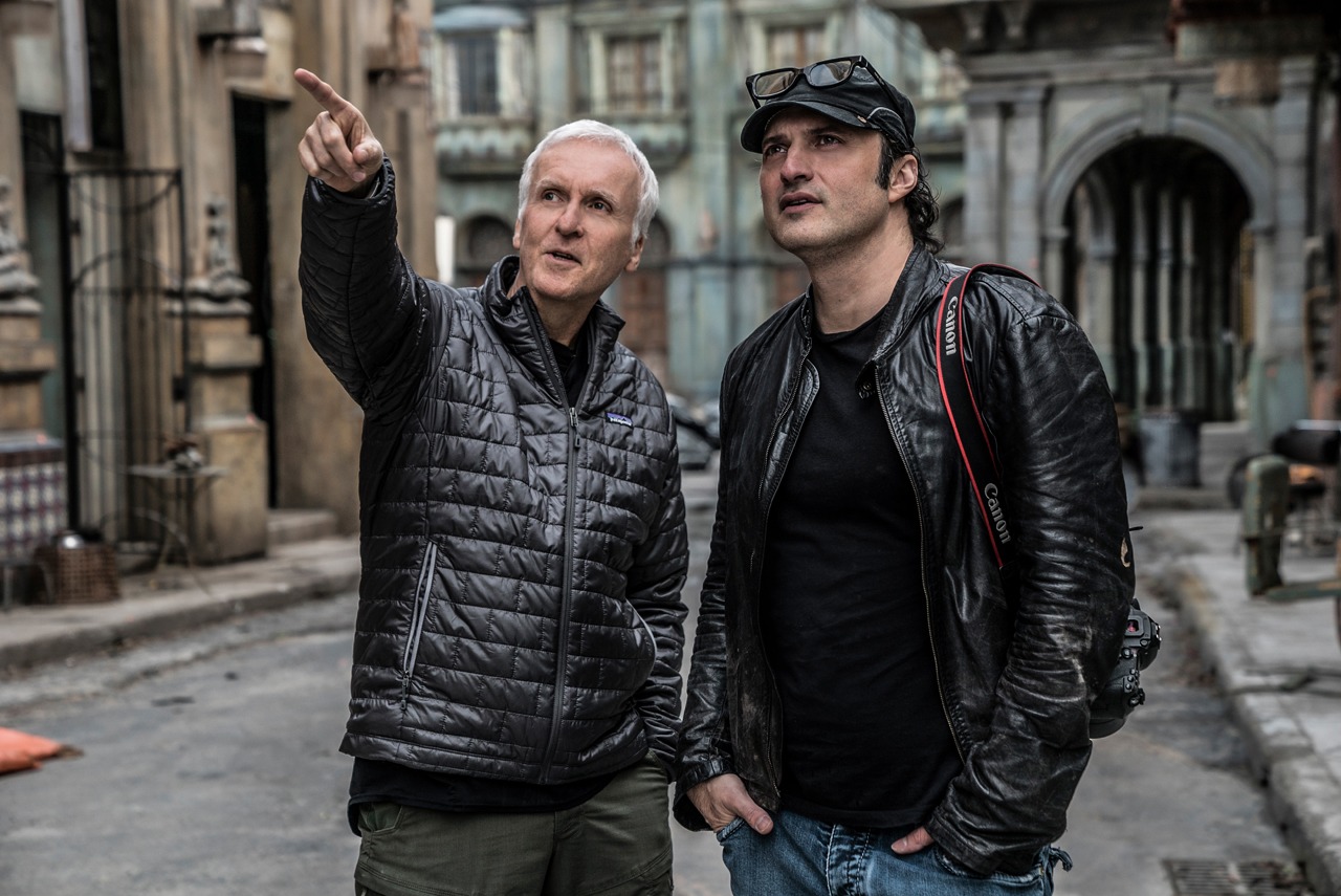 「アリータ：バトル・エンジェル」メイキング写真。左からジェームズ・キャメロン、ロバート・ロドリゲス。