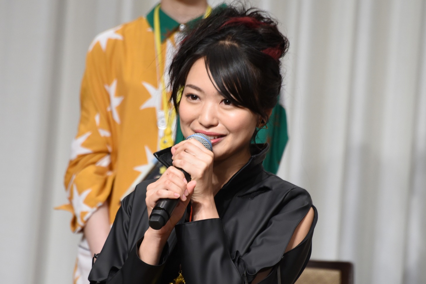 北原里英