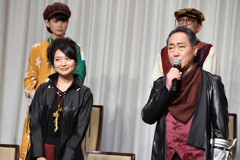 前列左から北原里英、佐野史郎。