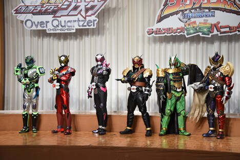 左から仮面ライダーウォズ、仮面ライダーゲイツ、仮面ライダージオウ、仮面ライダーバールクス、仮面ライダーゾンジス、仮面ライダーザモナス。