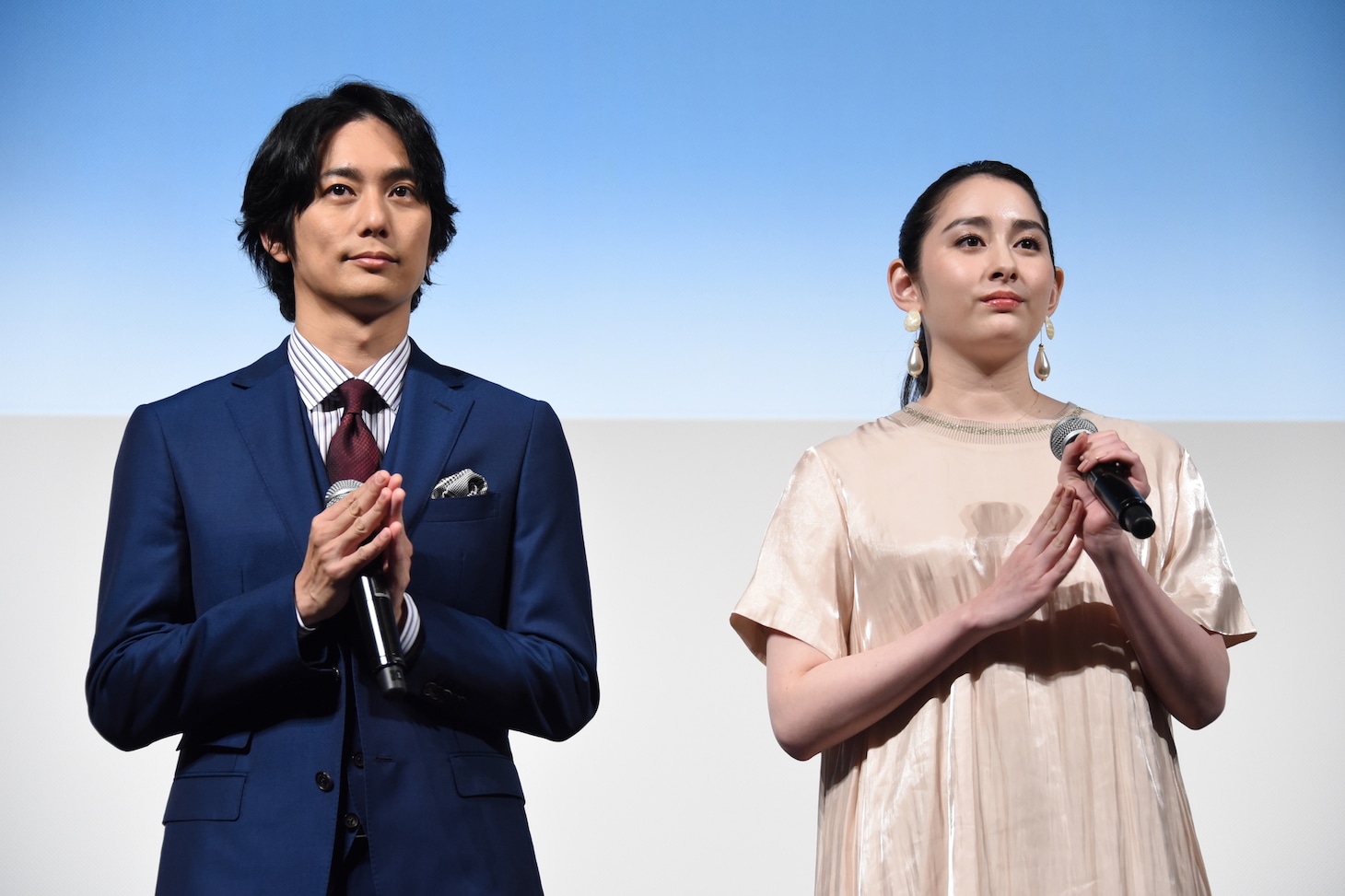 左から平岡祐太、早見あかり。