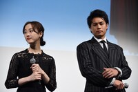 左から松井玲奈、佐伯大地。