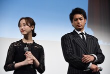 左から松井玲奈、佐伯大地。