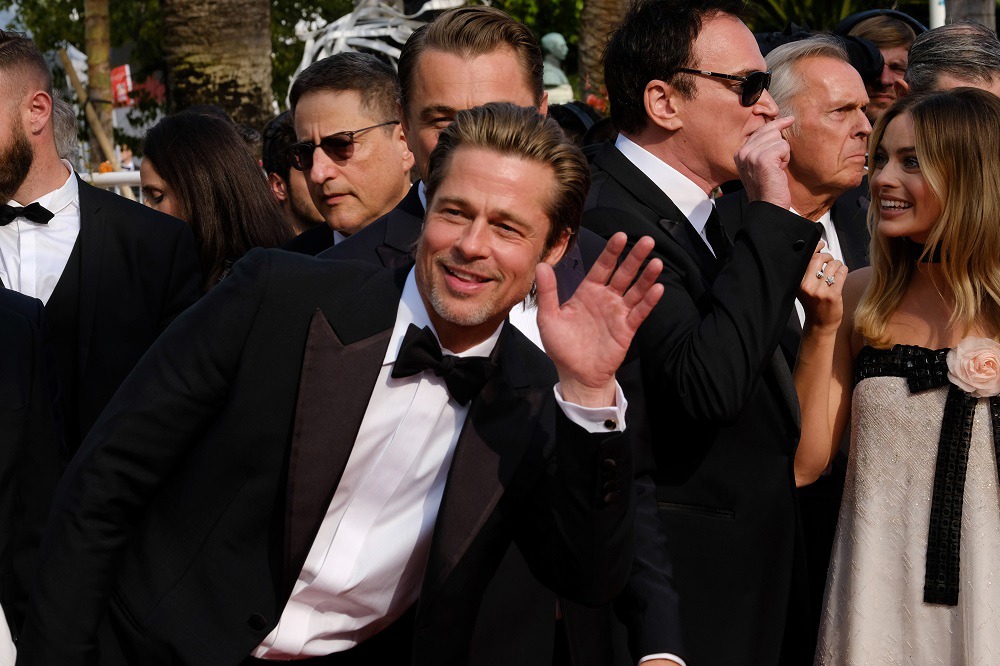 レオナルド・ディカプリオ（中央奥）の前でポーズを決めるブラッド・ピット（中央手前）。