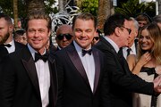 左からブラッド・ピット、レオナルド・ディカプリオ、クエンティン・タランティーノ、マーゴット・ロビー。