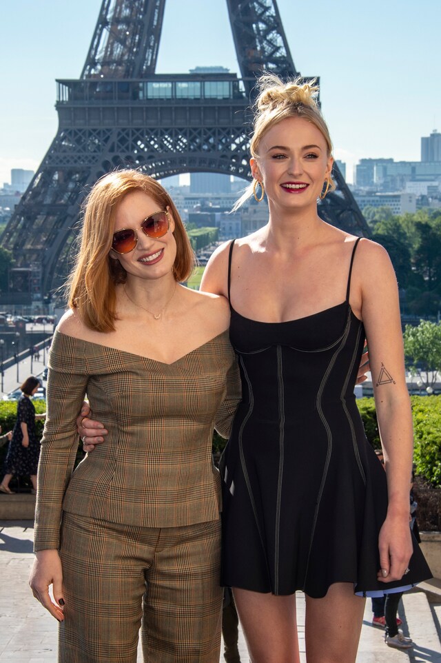 左からジェシカ・チャステイン、ソフィー・ターナー。