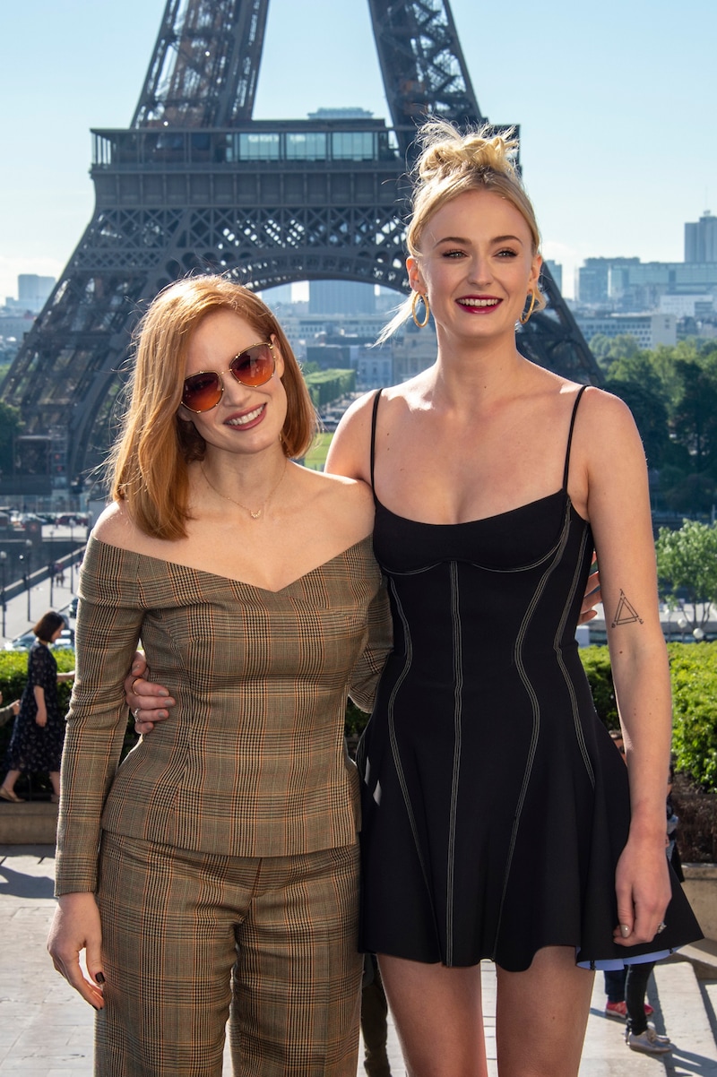 左からジェシカ・チャステイン、ソフィー・ターナー。