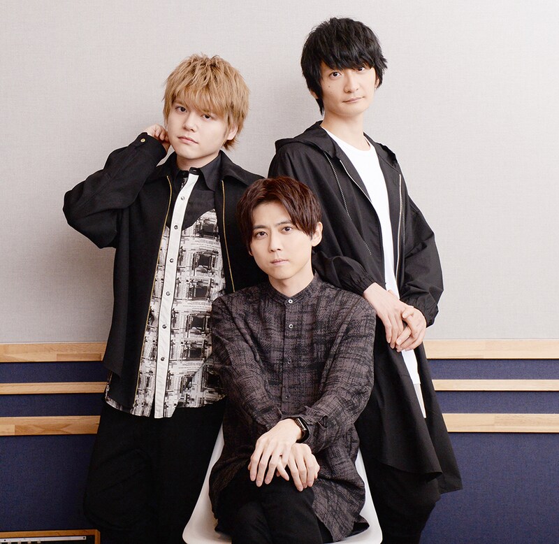 左上から時計回りに内田雄馬、島崎信長、梶裕貴。