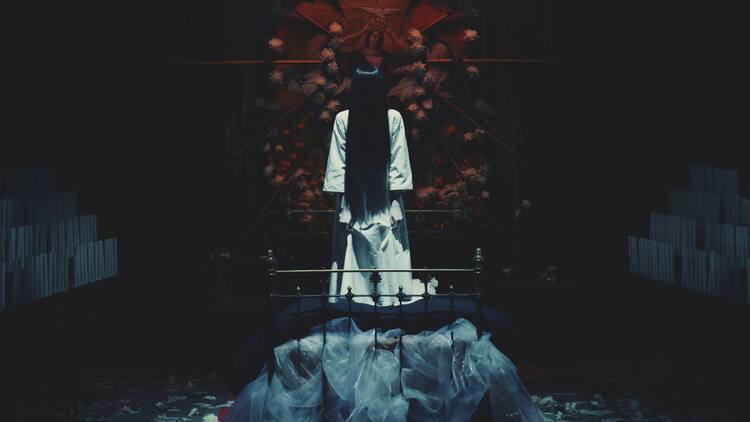 貞子とアヴちゃんが共演 女王蜂による映画主題歌 聖戦 Mv公開 映画ナタリー