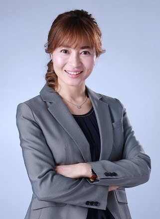 佐々木カナ役の新山千春。