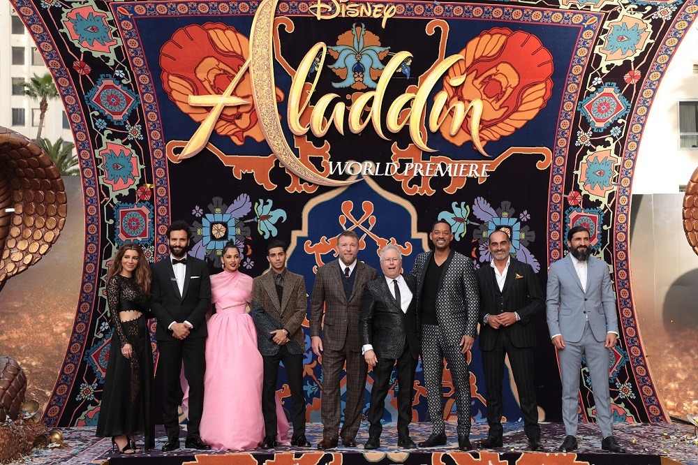「アラジン」USプレミアにて、左からナシム・ペドラド、マーワン・ケンザリ、ナオミ・スコット、メナ・マスード、ガイ・リッチー、アラン・メンケン、ウィル・スミス、ナヴィド・ネガーバン、ヌーマン・アカー。