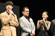 左から坂口健太郎、吉田鋼太郎、山本舞香。