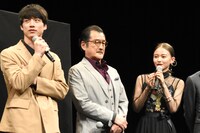 左から坂口健太郎、吉田鋼太郎、山本舞香。
