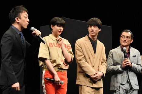 左から野口照夫、佐久間由衣、坂口健太郎、吉田鋼太郎。