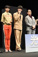 左から佐久間由衣、坂口健太郎、吉田鋼太郎。