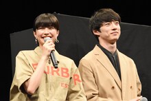 左から佐久間由衣、坂口健太郎。