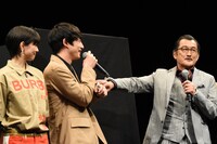 坂口健太郎（中央）の筋肉を触ろうとする吉田鋼太郎（右）。