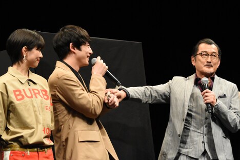 坂口健太郎(中央)の筋肉を触ろうとする吉田鋼太郎(右)。