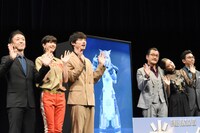 左から野口照夫、佐久間由衣、坂口健太郎、吉田鋼太郎、山本舞香、山本清史。