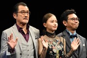 左から吉田鋼太郎、山本舞香、山本清史。