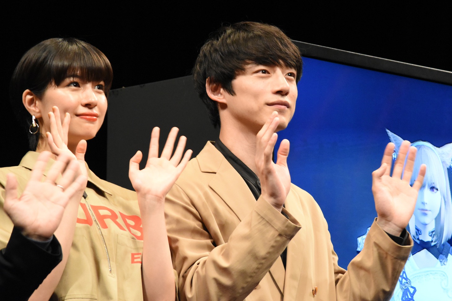左から佐久間由衣、坂口健太郎。