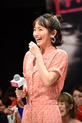 ファンの大きな歓声に驚く吉岡里帆。