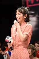 ファンの大きな歓声に驚く吉岡里帆。