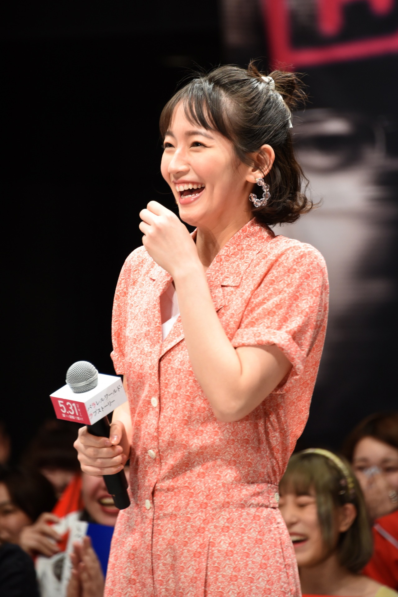 ファンの大きな歓声に驚く吉岡里帆。