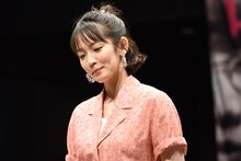 クイズの回答を真剣に考える吉岡里帆。