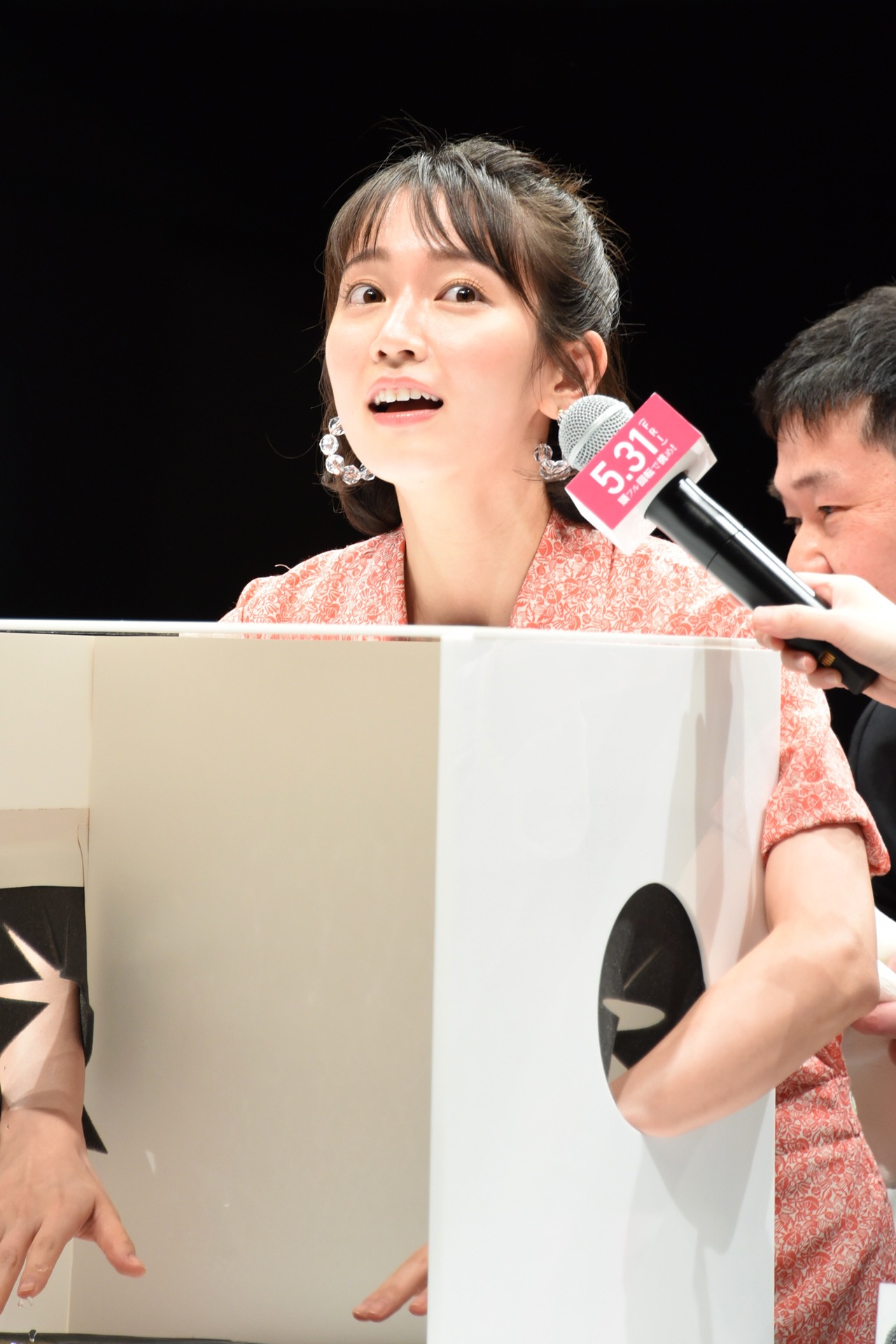 うなぎの感触に驚く吉岡里帆。