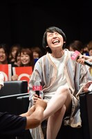 激痛の足つぼマッサージを受ける箕輪はるか。