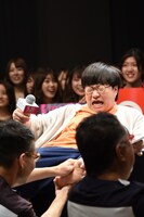 激痛の足つぼマッサージを受ける近藤春菜。