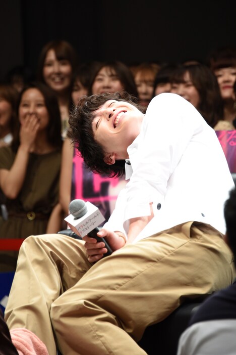 激痛の足つぼマッサージに悶絶する玉森裕太。