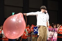 どんどん膨らんでいくバルーンにおびえる玉森裕太。