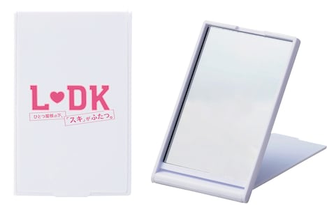 先着予約購入者特典のコンパクトミラー。