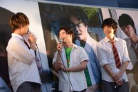 成長したことが思いつかない佐野勇斗（左）と、助けを求められる森永悠希（中央）。