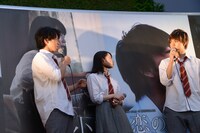 答えが思いつかず困る佐野勇斗（右）をフォローする眞栄田郷敦（左）。