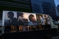 “小さな恋のうたバンド”のフリーライブが始まる様子。