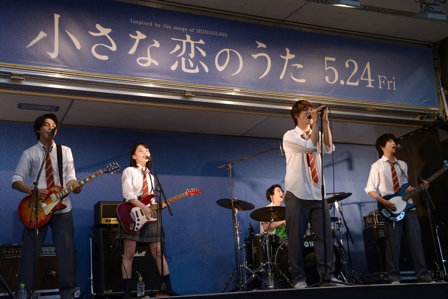 “小さな恋のうたバンド”のフリーライブの様子。
